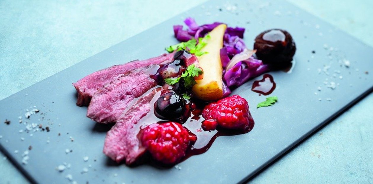 Magret De Canard Roti Chou Rouge Et Fruits Rouges A L Alsacienne