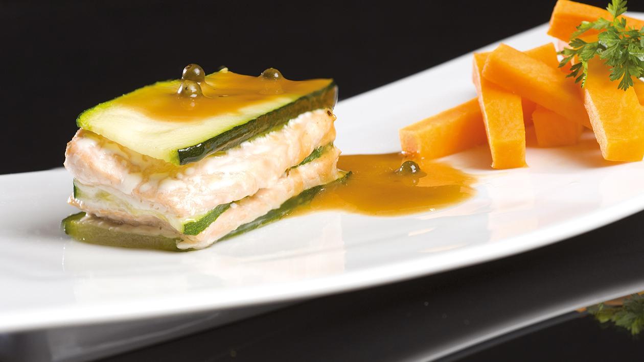 Millefeuille de saumon et courgettes et ses bâtonnets de potiron sauce au poivre – Recette Millefeuille de saumon et courgettes et ses bâtonnets de potiron sauce au poivre – Recette