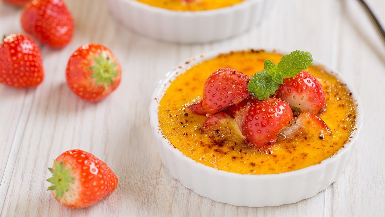 Crème brûlée s jagodama i mentom Crème brûlée s jagodama i mentom