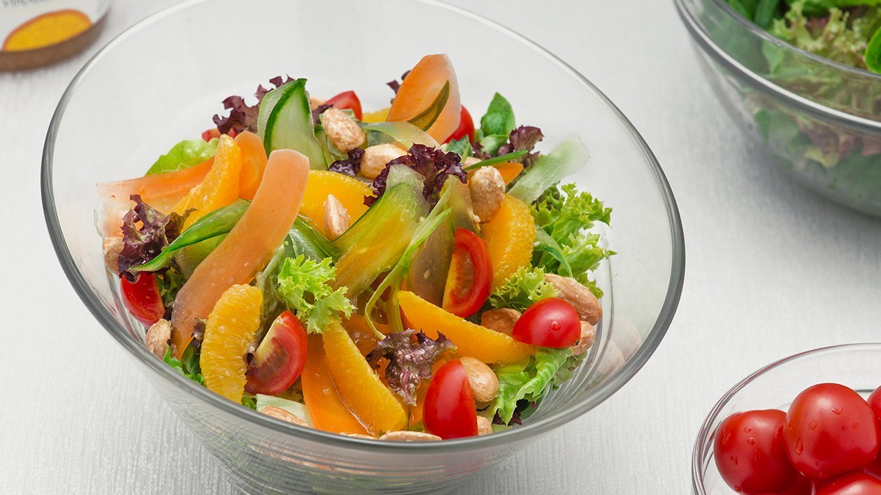 Miješana salata s krastavcima, mariniranom mrkvom, narančama i prženim bademima Miješana salata s krastavcima, mariniranom mrkvom, narančama i prženim bademima