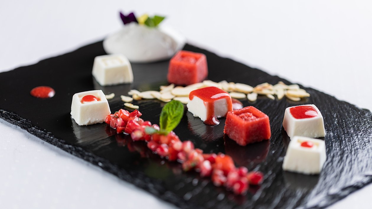Panna Cotta s jagodama, korijanderom i šipkom Panna Cotta s jagodama, korijanderom i šipkom