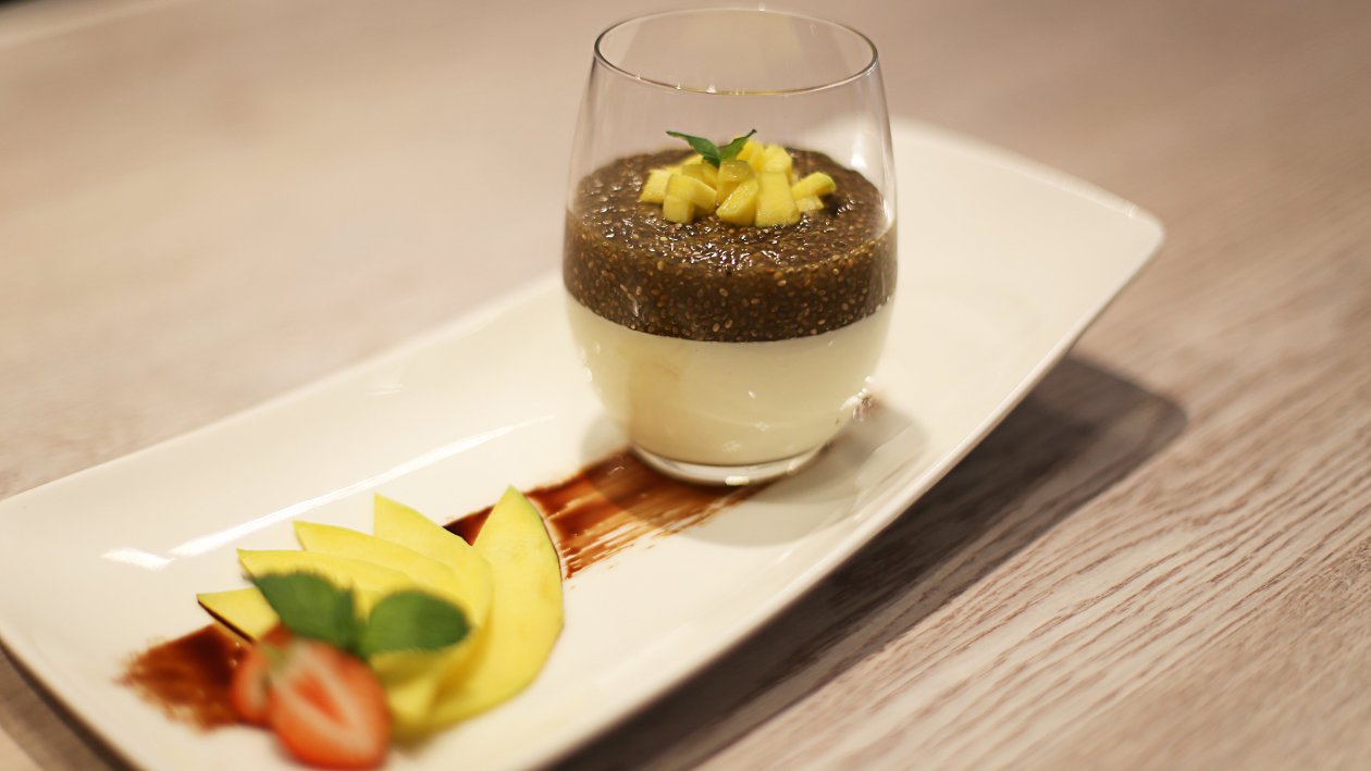 Panna cotta s pudingom od chia sjemenki i mangom Panna cotta s pudingom od chia sjemenki i mangom