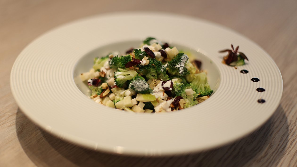 Salata od brokule s orasima i brusnicama Salata od brokule s orasima i brusnicama