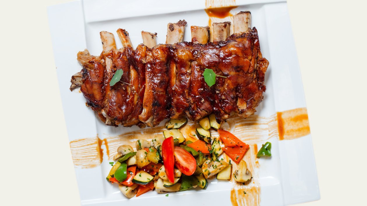 Teleća rebra s roštilja s BBQ umakom za roštilj i povrće s đumbirom Teleća rebra s roštilja s BBQ umakom za roštilj i povrće s đumbirom