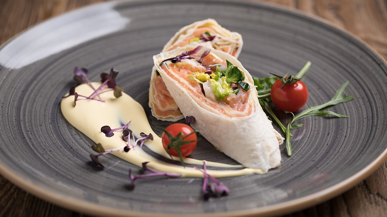 Tortilja s lososom i holandskim umakom Tortilja s lososom i holandskim umakom