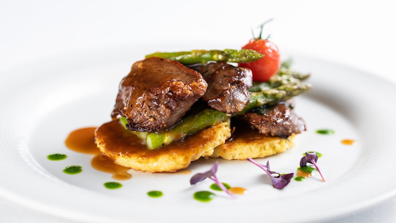 Borjú Onglet füstös pecsenyelével, spárgával, beré talapzaton Borjú Onglet füstös pecsenyelével, spárgával, beré talapzaton