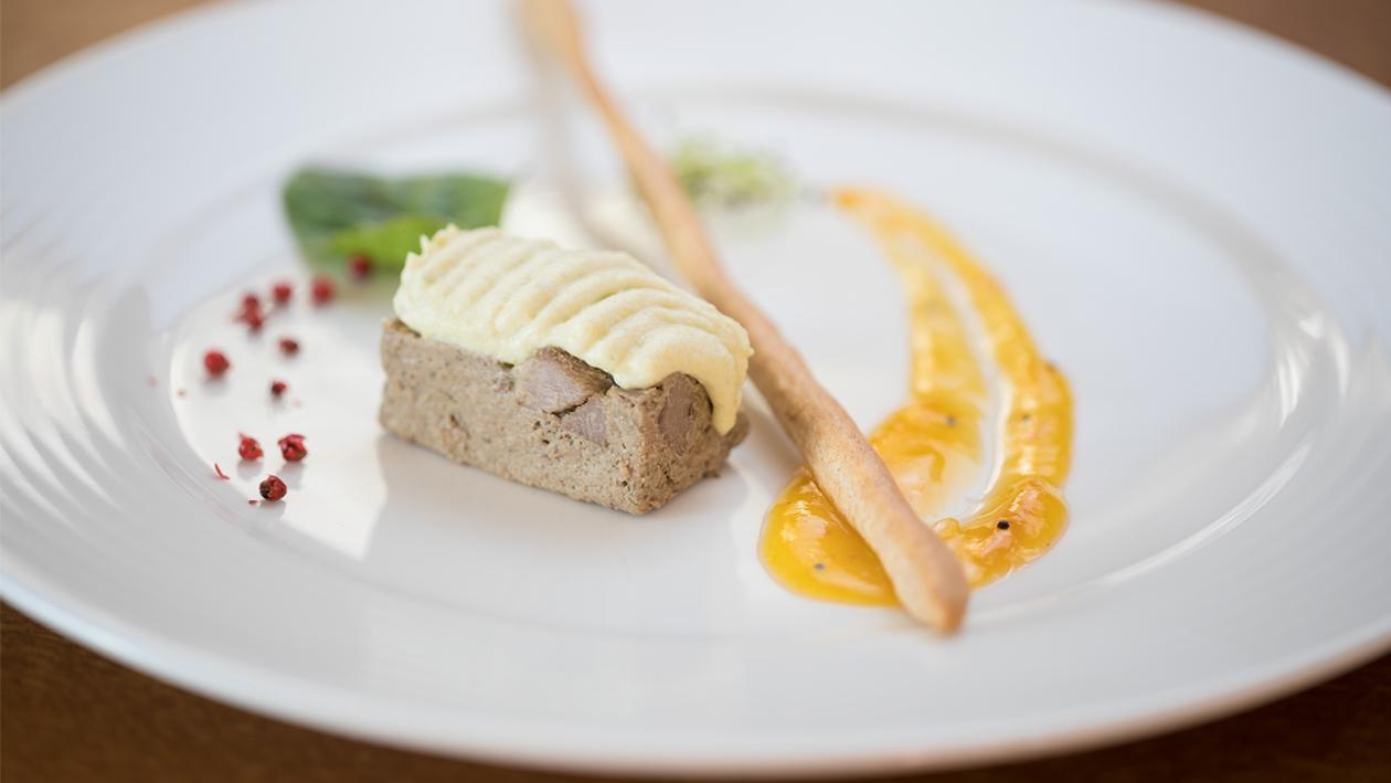 Borjúmáj pástétom, kelkáposzta habbal, Mirabollán chutney-val Borjúmáj pástétom, kelkáposzta habbal, Mirabollán chutney-val