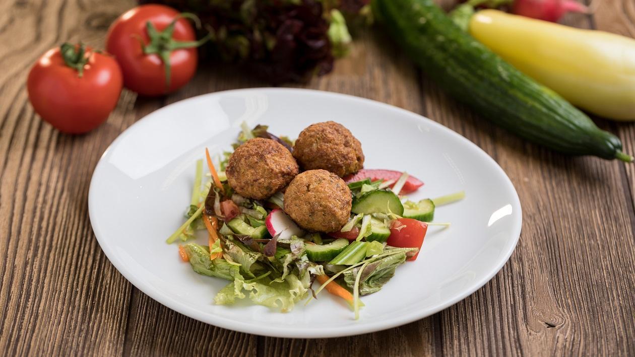 Bulguros húsgombóc vegyes salátával (7-10 éves korcsoport, sómentes alappal) Bulguros húsgombóc vegyes salátával (7-10 éves korcsoport, sómentes alappal)