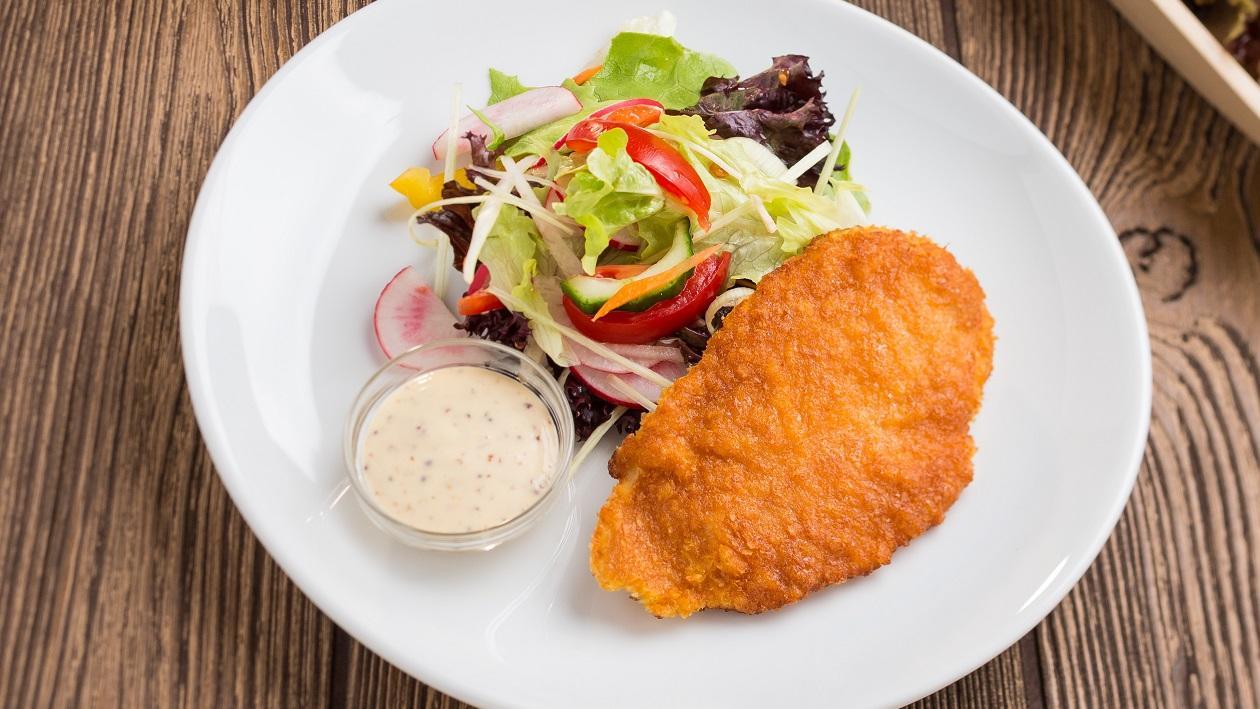 Csirkemell filé burgonyás bundában, vegyes salátával és mézes-mustáros öntettel Csirkemell filé burgonyás bundában, vegyes salátával és mézes-mustáros öntettel