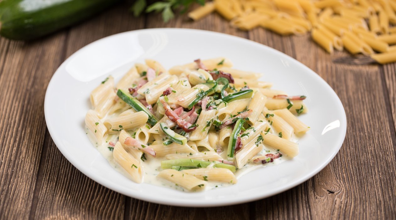 Cukkínis-füstölt sonkás penne carbonara mártással (7-10 éves korcsoport) Cukkínis-füstölt sonkás penne carbonara mártással (7-10 éves korcsoport)
