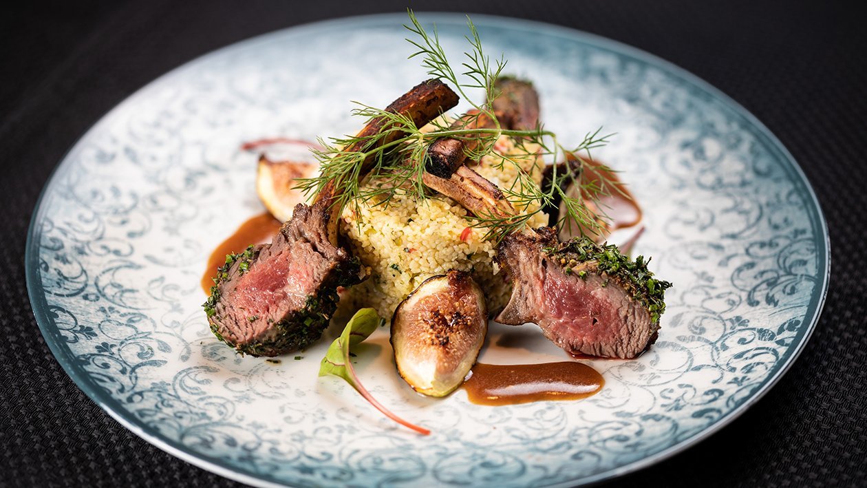 Fűszeres bárányborda, édesköményes-fügés couscous-szal, Umami-s jus-vel Fűszeres bárányborda, édesköményes-fügés couscous-szal, Umami-s jus-vel
