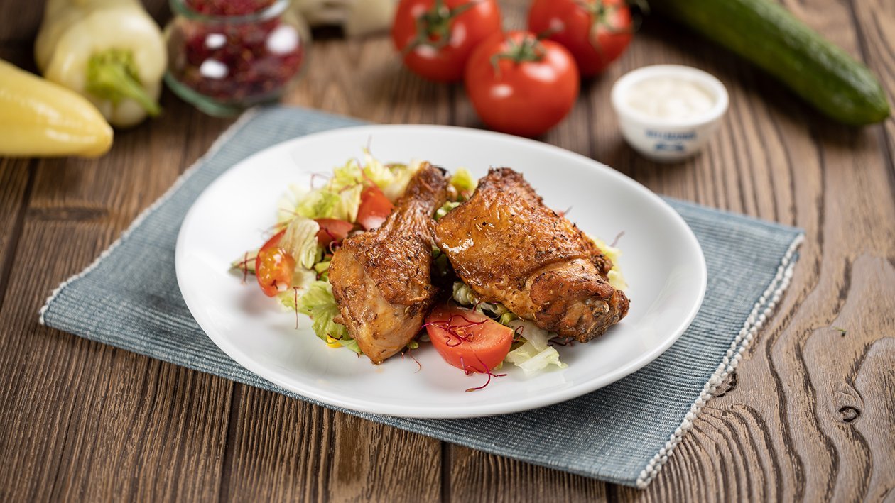 Görög csirkecomb salátával, csírával és gyros öntettel (felnőtt) Görög csirkecomb salátával, csírával és gyros öntettel (felnőtt)