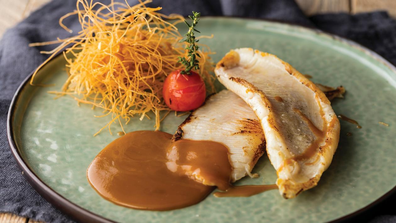 Grillezett fogasfilé gomba veloute-vel, sült üvegtésztával Grillezett fogasfilé gomba veloute-vel, sült üvegtésztával