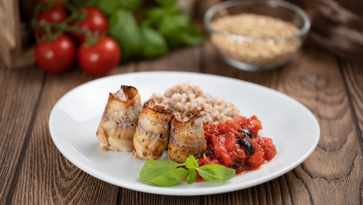 Grillezett haltekercs, hajdinával, olivás-, bazsalikomos paradicsomraguval (felnőtt) Grillezett haltekercs, hajdinával, olivás-, bazsalikomos paradicsomraguval (felnőtt)