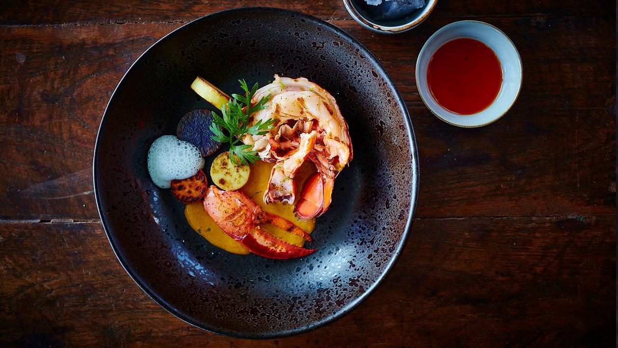 Grillezett homár sárga curry-vel és kókuszhabbal Grillezett homár sárga curry-vel és kókuszhabbal