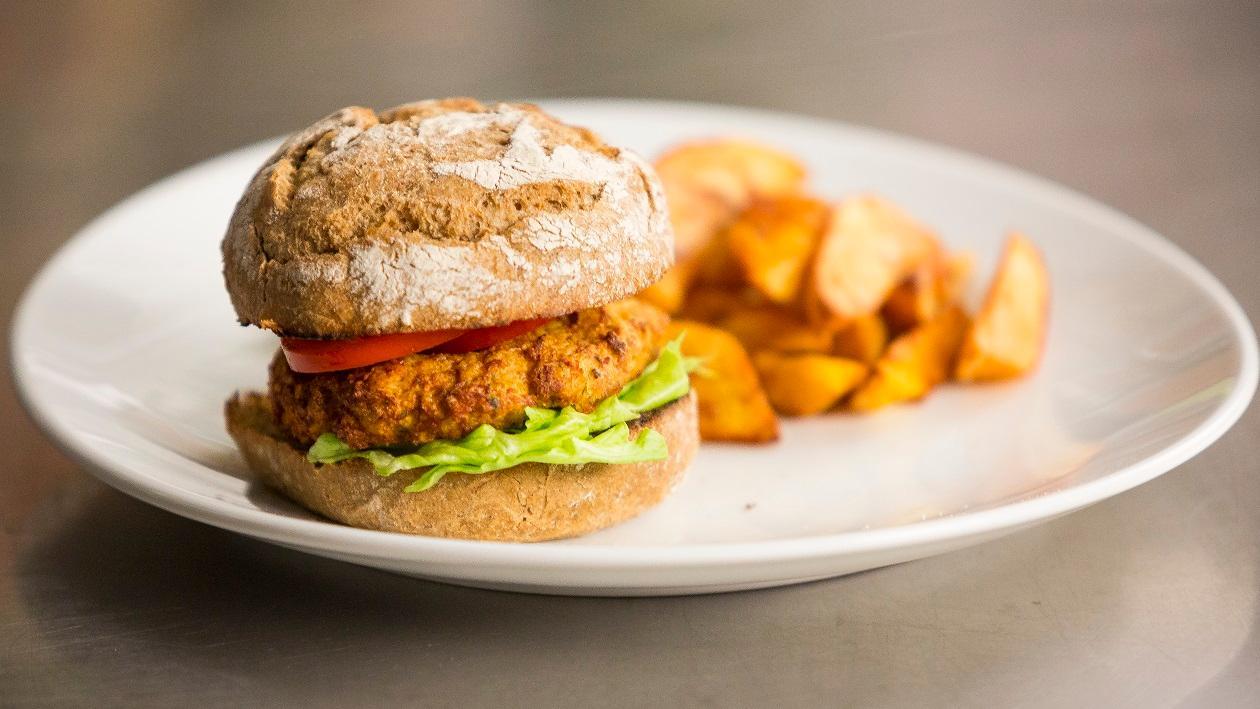 Hamburger köleses húspogácsával és sültburgonyával Hamburger köleses húspogácsával és sültburgonyával