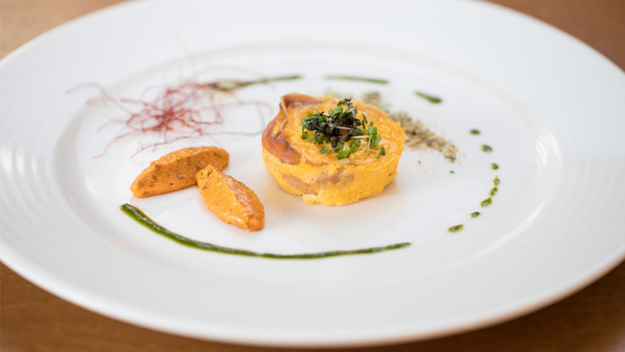 Házi sonkás garnela Royal, pesto rosso dippel. Házi sonkás garnela Royal, pesto rosso dippel.
