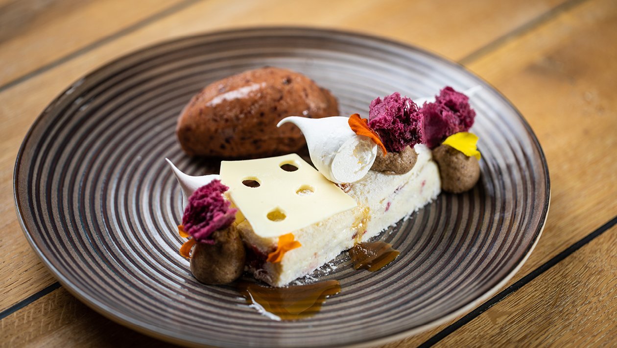 Kókuszos fehércsokoládé mousse ,karamellás gesztenye , szilva sorbet Kókuszos fehércsokoládé mousse ,karamellás gesztenye , szilva sorbet