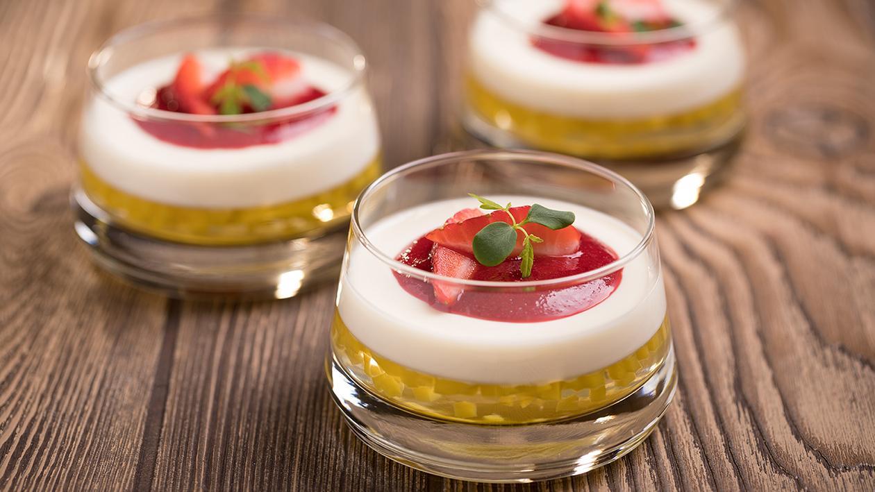 Kókuszos pannacotta mangó zselén Kókuszos pannacotta mangó zselén