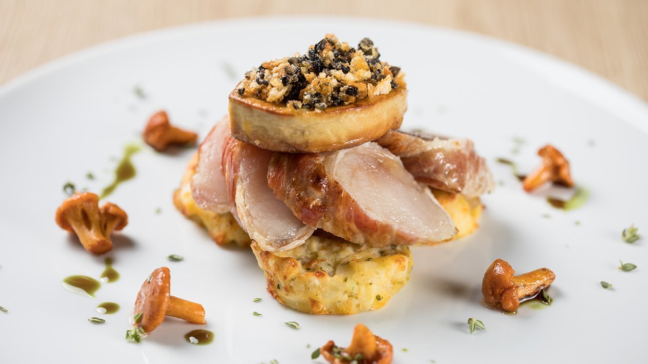 Panchetta-ban sült ördöghal és paradicsomos grissini kéregben sült libamáj, csicsóka “Galette”-en, rókagombával és gyömbér emulzióval Panchetta-ban sült ördöghal és paradicsomos grissini kéregben sült libamáj, csicsóka “Galette”-en, rókagombával és gyömbér emulzióval