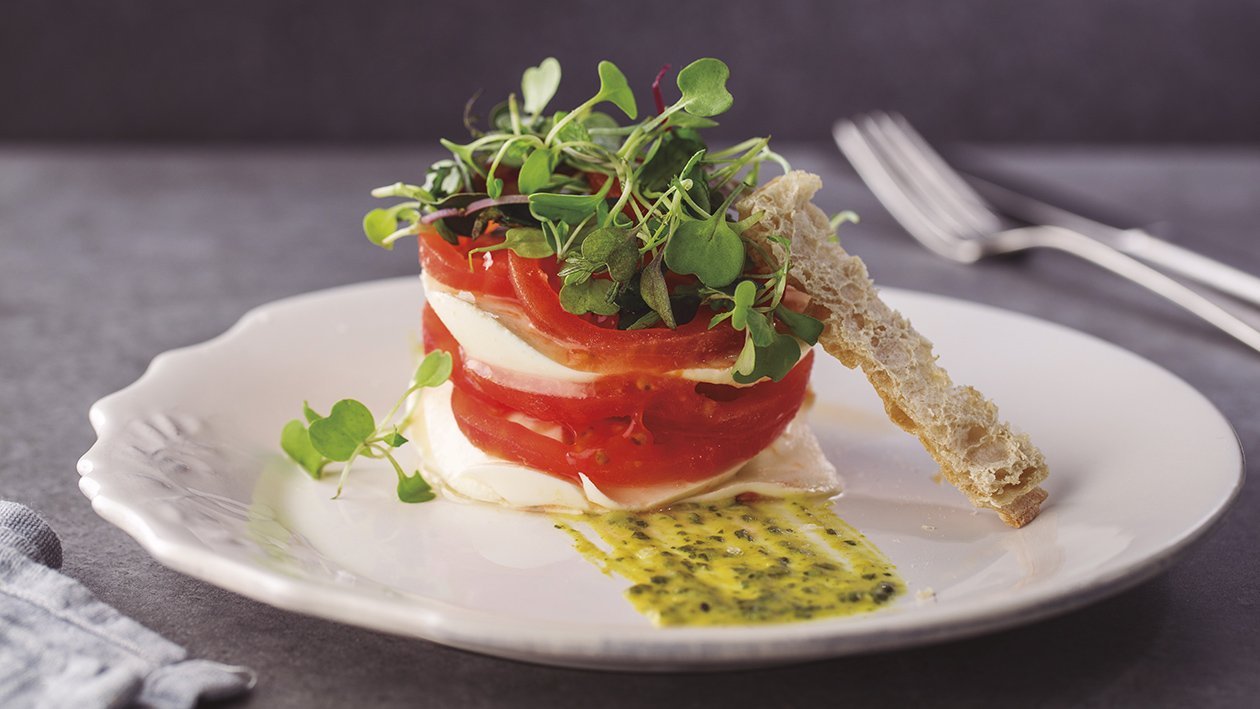Paradicsomos mozzarrella torony, Citromos Zöldfűszeres öntettel Paradicsomos mozzarrella torony, Citromos Zöldfűszeres öntettel