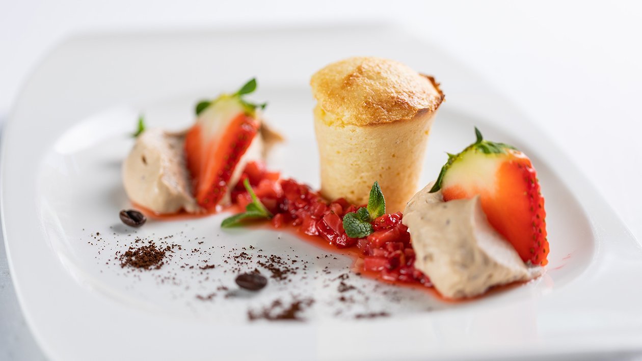 Pirított darafelfújt savanyú eperrel, capuccino mousse Pirított darafelfújt savanyú eperrel, capuccino mousse