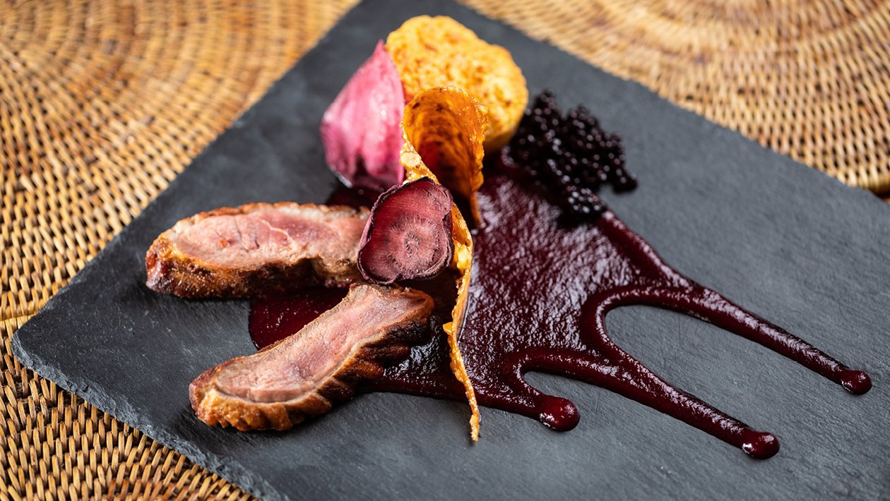 Rozé kacsamell, cékla textúrák, dió tuille, kakukkfüves kölesmuffin Rozé kacsamell, cékla textúrák, dió tuille, kakukkfüves kölesmuffin
