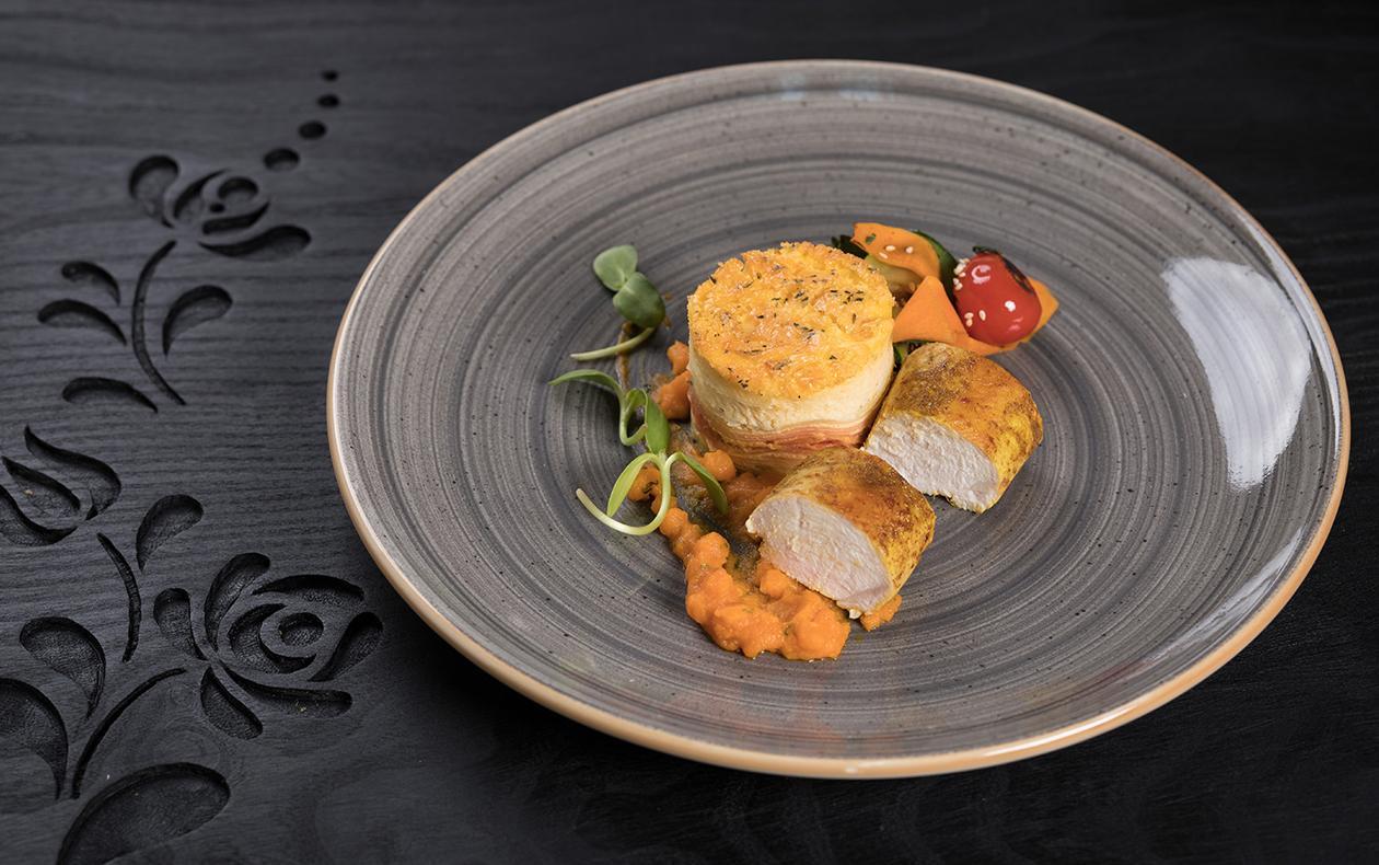 Sárga curry-vel illatosított lassan készült jércemell filé, korianderes sütőtök krémmel és céklás burgonyatortával Sárga curry-vel illatosított lassan készült jércemell filé, korianderes sütőtök krémmel és céklás burgonyatortával