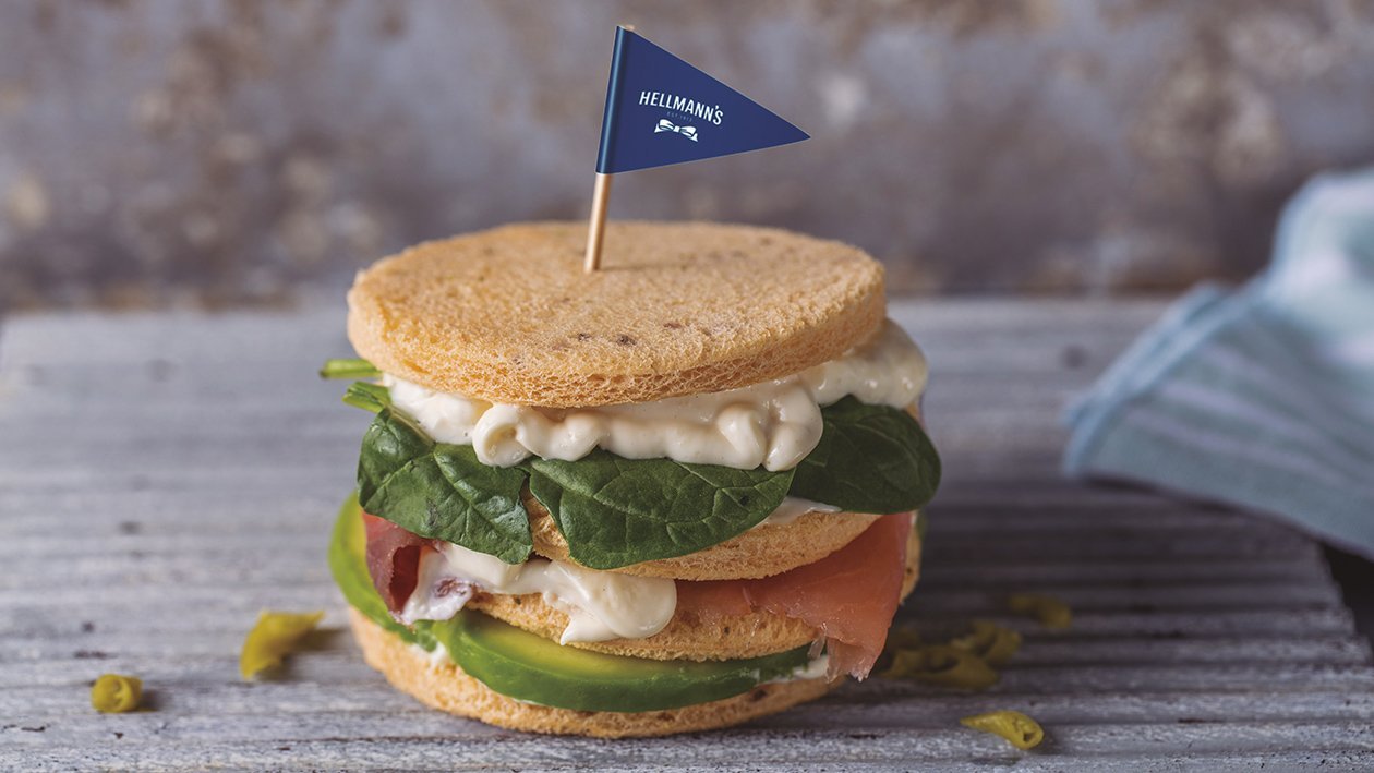 Sonkás cheddar szendvics, zöldségekkel Sonkás cheddar szendvics, zöldségekkel