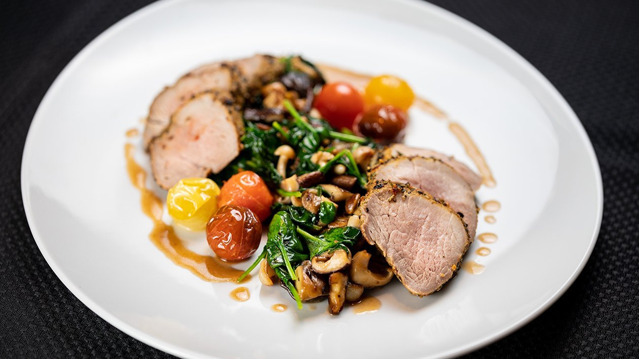 Sous Vide-olt rozmaringos sertésszűz, sokízű gombás parajjal, fokhagyma pehellyel Sous Vide-olt rozmaringos sertésszűz, sokízű gombás parajjal, fokhagyma pehellyel