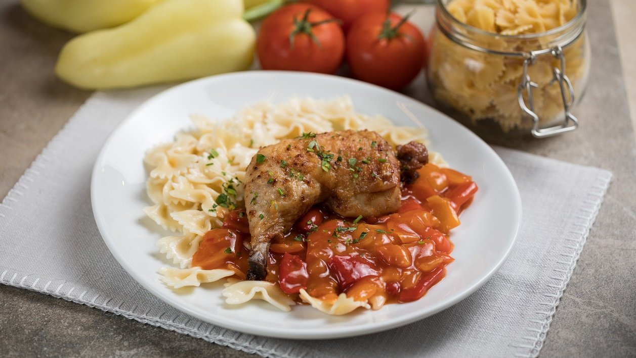Sült csirkecombok tésztával és színes paprika raguval (felnőtt) Sült csirkecombok tésztával és színes paprika raguval (felnőtt)