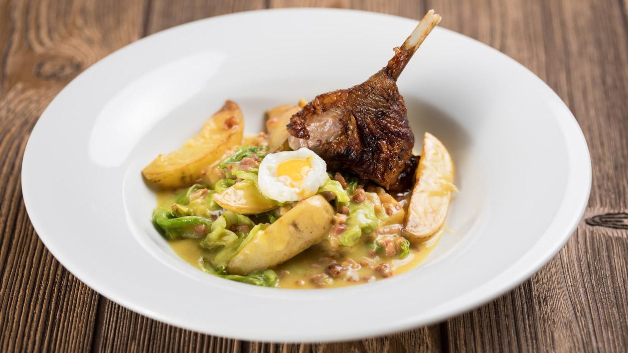 Sült libacomb, curry-s szalonnás kelkáposztafőzelékkel Sült libacomb, curry-s szalonnás kelkáposztafőzelékkel