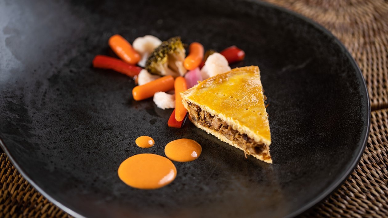 Sült malacos húsos pite, kápiakrém, fermentált zöldsègek Sült malacos húsos pite, kápiakrém, fermentált zöldsègek