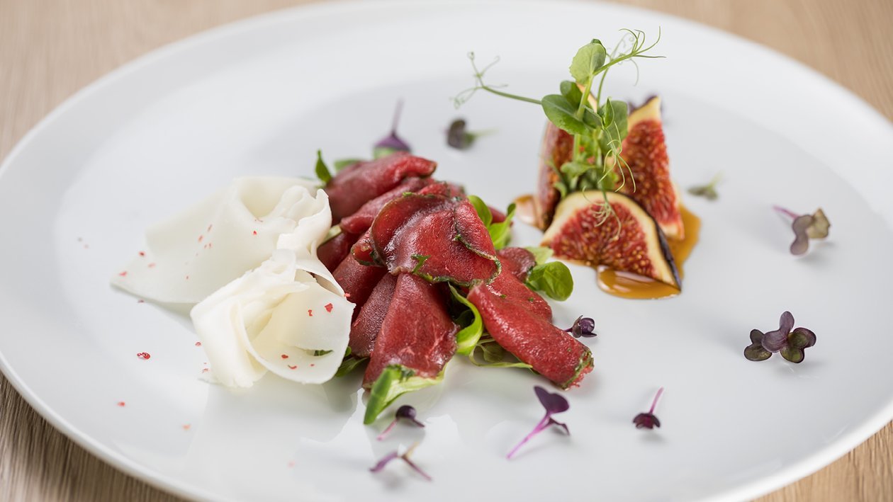 Szecsuáni borssal ízesített szarvas “carpaccio”, kecskesajt forgácsokkal és fényezett fügével Szecsuáni borssal ízesített szarvas “carpaccio”, kecskesajt forgácsokkal és fényezett fügével