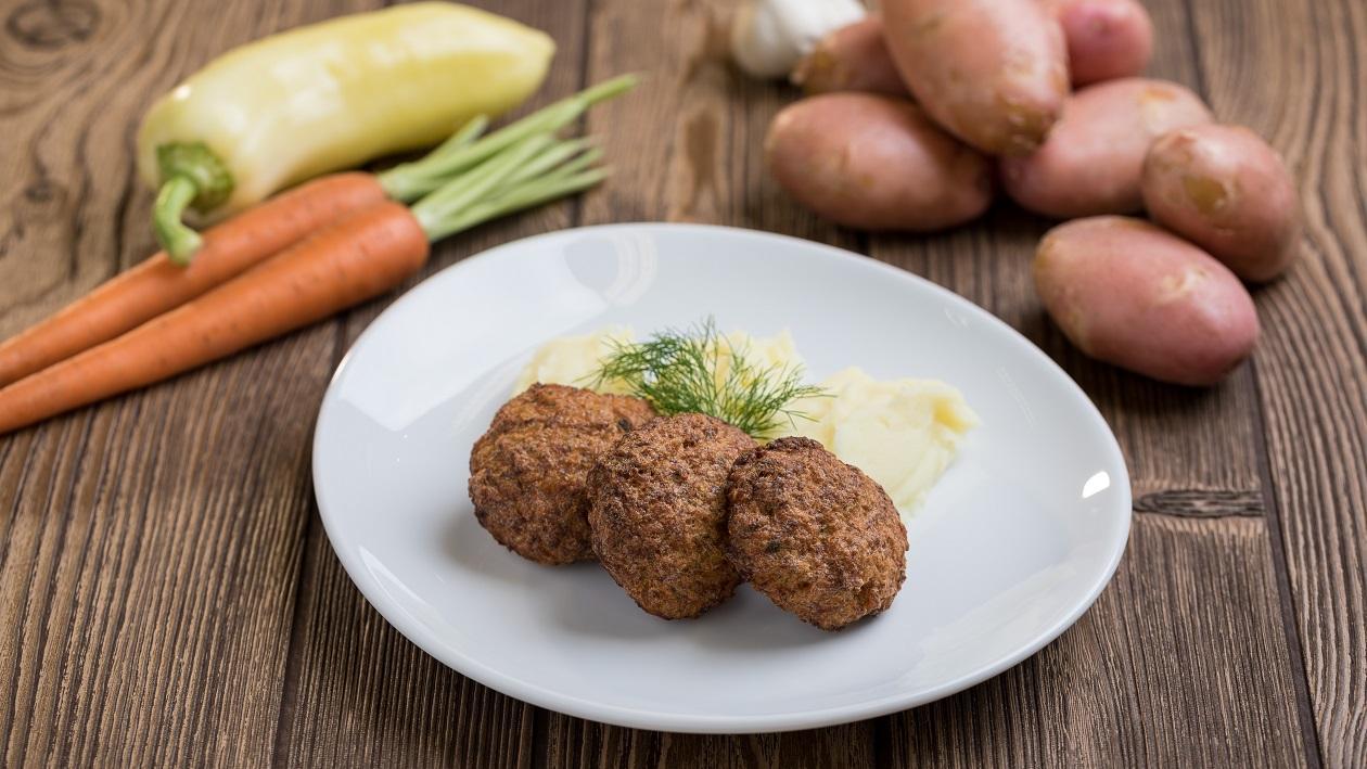 Zöldséges halpogácsa fokhagymás burgonyapürével (7-10 éves korcsoport) Zöldséges halpogácsa fokhagymás burgonyapürével (7-10 éves korcsoport)