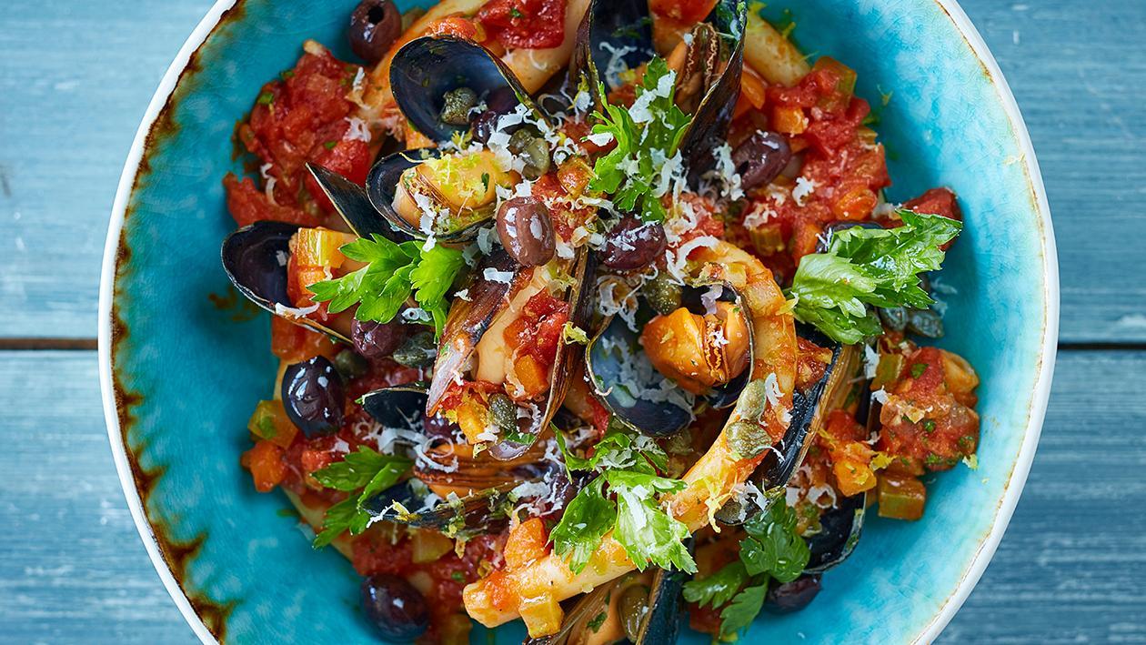 Pasta dengan Kerang, Tomat dan Zaitun Pasta dengan Kerang, Tomat dan Zaitun