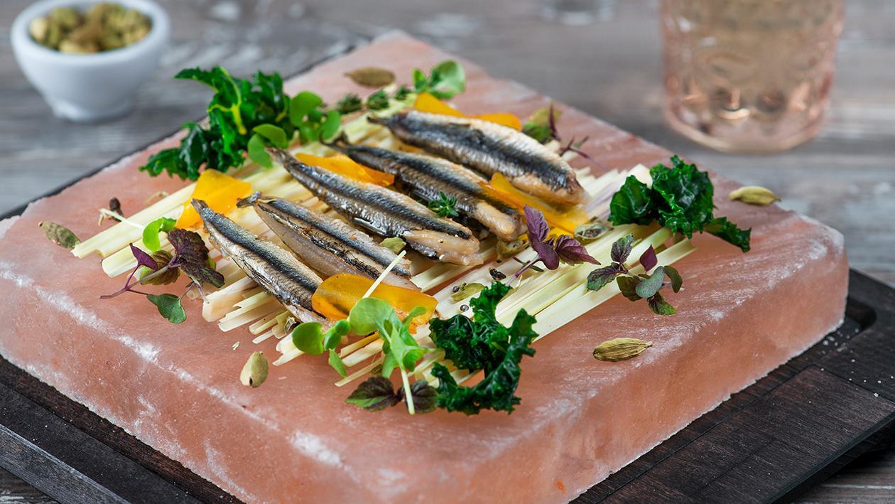 Alici fumè al cardamomo con cavolo nero e bottarga – Ricetta Alici fumè al cardamomo con cavolo nero e bottarga – Ricetta