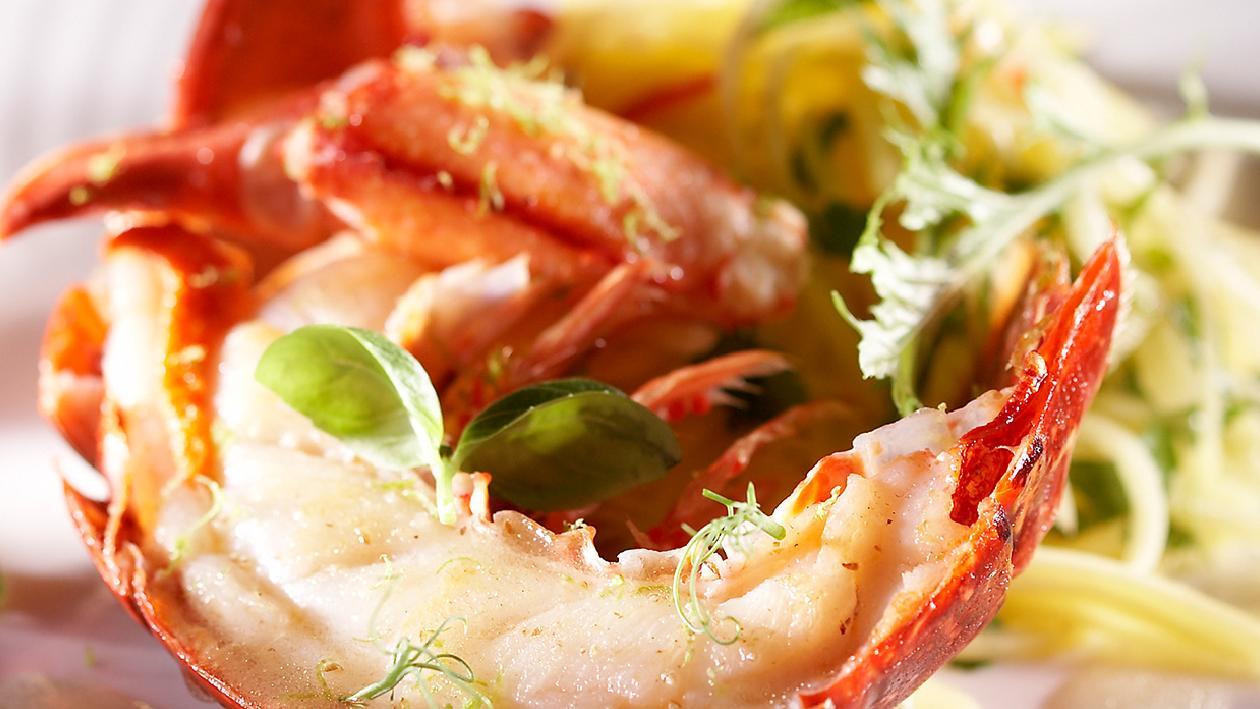 Astice scottato e insalata di mango verde con vinaigrette agli agrumi – Ricetta Astice scottato e insalata di mango verde con vinaigrette agli agrumi – Ricetta