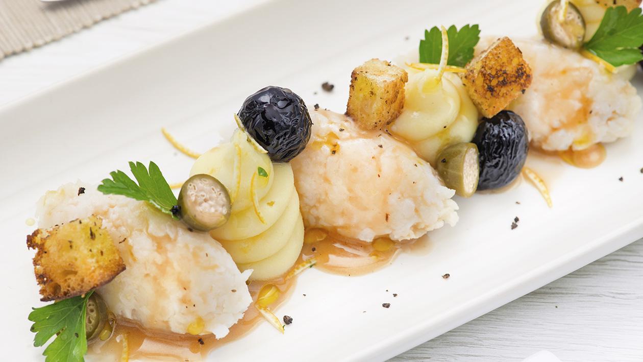 Baccalà mantecato con capperi, puré di patate al limone, olive nere e salsa di carpione – Ricetta | Unilever Food Solutions