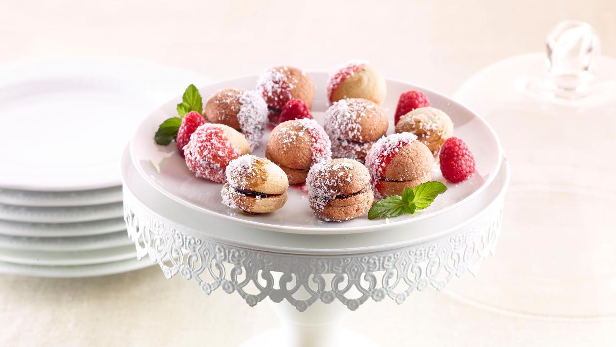Baci di dama gluten free con topping e cocco rapè – Ricetta Baci di dama gluten free con topping e cocco rapè – Ricetta