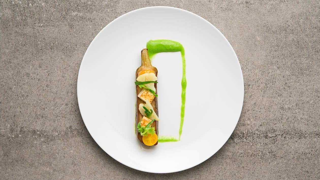 Barchetta di melanzane arrostita all'olio di sesamo con tofu croccante, cavolfiore e salsa verde – Ricetta Barchetta di melanzane arrostita all'olio di sesamo con tofu croccante, cavolfiore e salsa verde – Ricetta