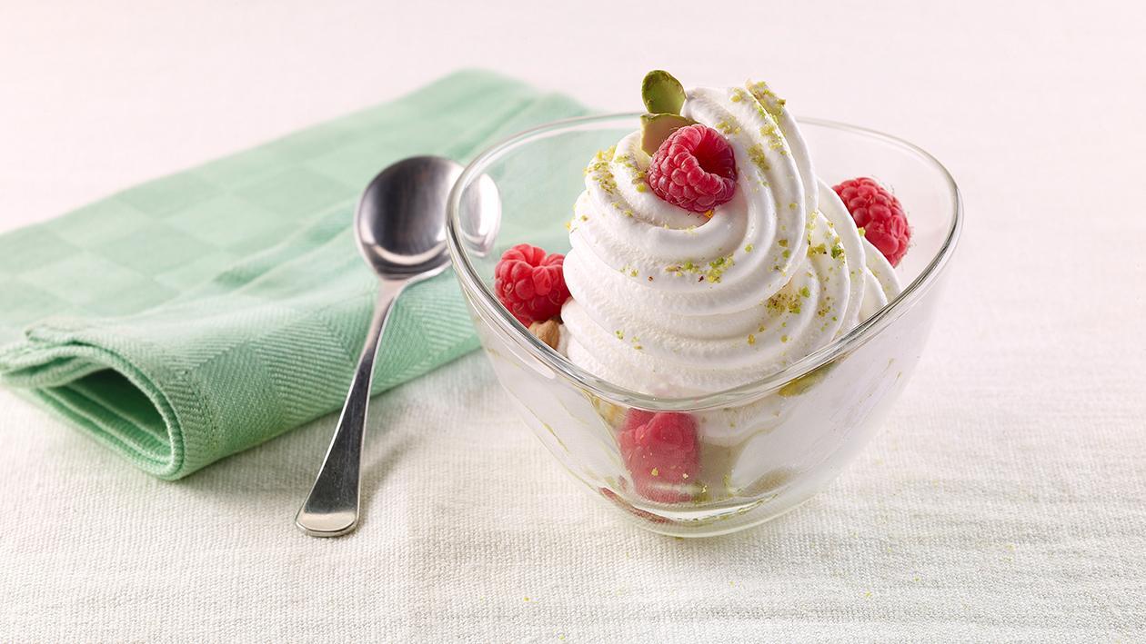 Bavarese allo yogurt, con lamponi e pistacchi – Ricetta Bavarese allo yogurt, con lamponi e pistacchi – Ricetta