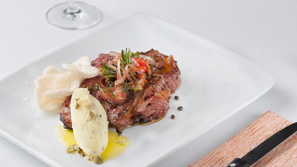 Bistecca di vitello sottovuoto alla papaya con quenelle di patate al cardamomo e chips di riso – Ricetta Bistecca di vitello sottovuoto alla papaya con quenelle di patate al cardamomo e chips di riso – Ricetta