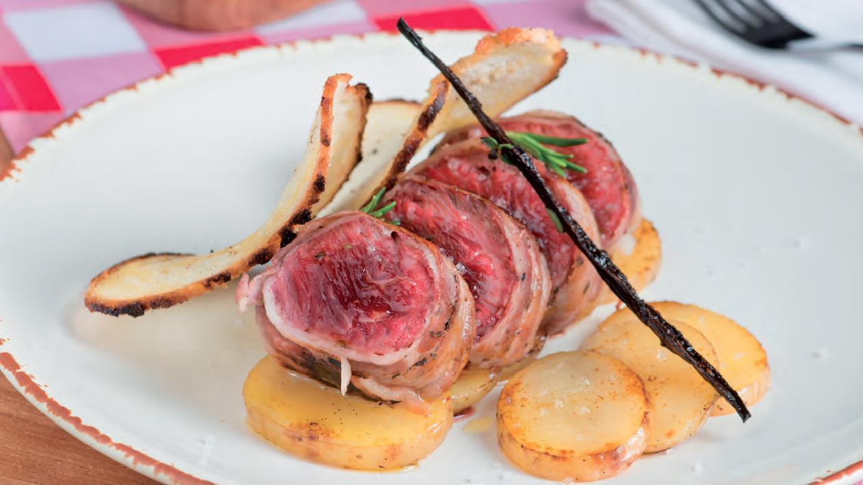 Black angus pancettato con patate alla vaniglia e sfoglie di pane essiccato – Ricetta Black angus pancettato con patate alla vaniglia e sfoglie di pane essiccato – Ricetta