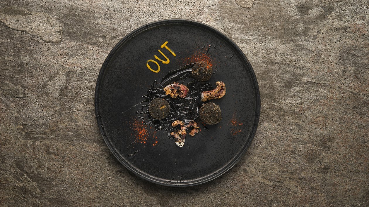 “Black out” bon bon di seppia al carbone vegetale, polvere di peperone affumicato e maionese al nero di seppia e habanero – Ricetta “Black out” bon bon di seppia al carbone vegetale, polvere di peperone affumicato e maionese al nero di seppia e habanero – Ricetta