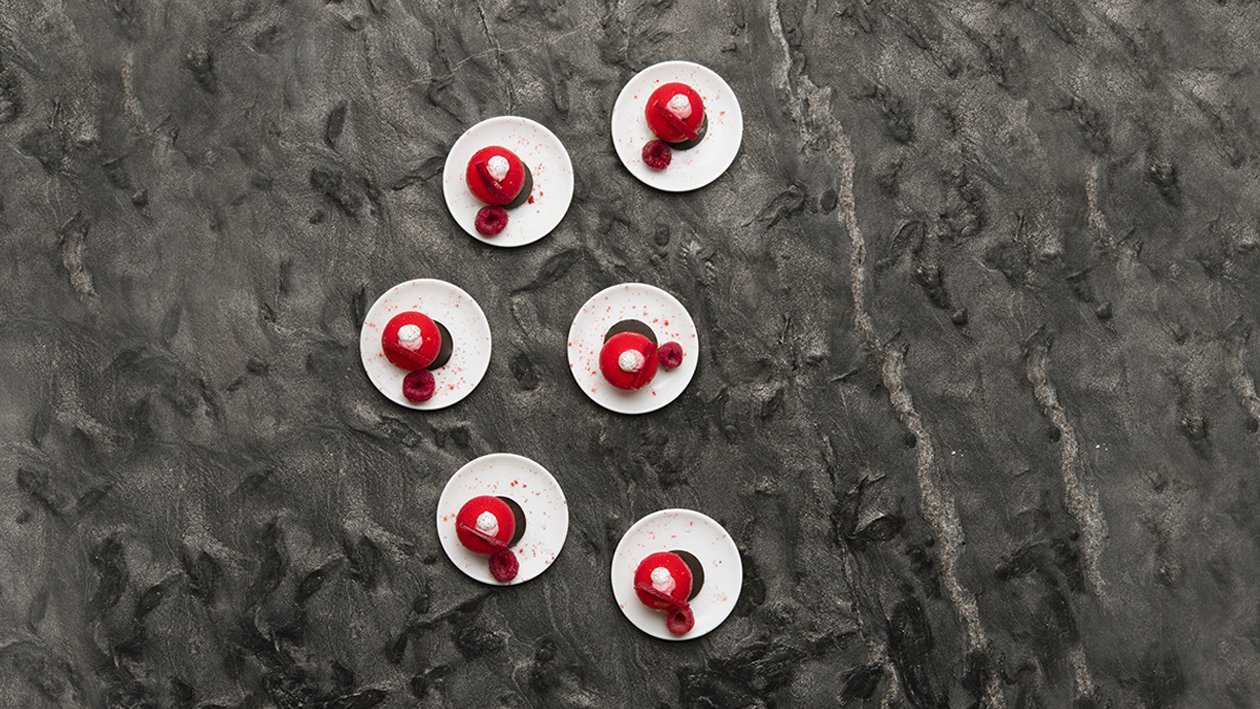“Bon-bon” croccante di mousse alla fragola con gelée di fragole e limoncello – Ricetta “Bon-bon” croccante di mousse alla fragola con gelée di fragole e limoncello – Ricetta