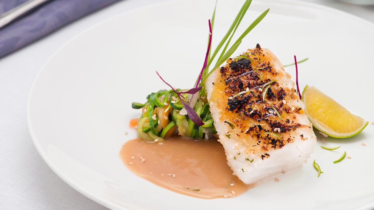 Branzino in crosta alla brace con spaghetti di verdure, salsa di soia e sesamo – Ricetta Branzino in crosta alla brace con spaghetti di verdure, salsa di soia e sesamo – Ricetta