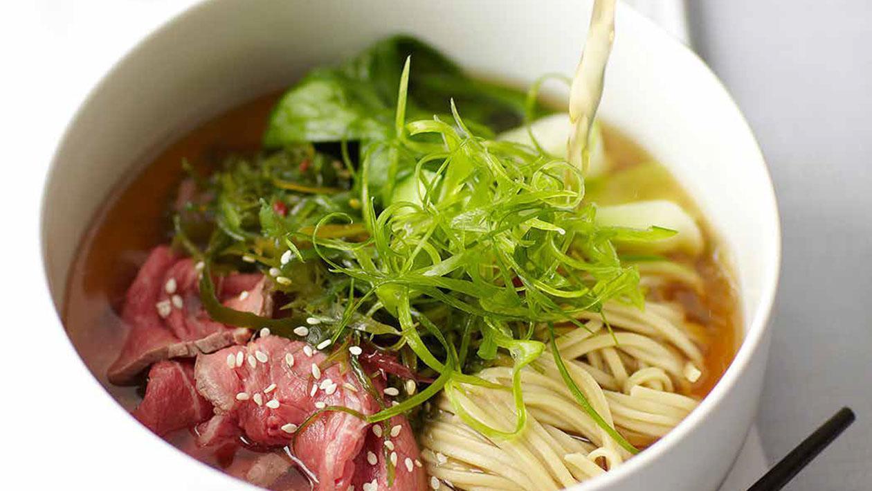 Brodo con tonno essiccato noodles di soba, cavolo cinese e cipollotti – Ricetta Brodo con tonno essiccato noodles di soba, cavolo cinese e cipollotti – Ricetta