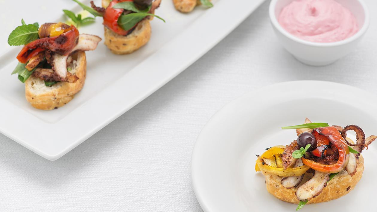 Bruschetta di pane senza glutine con polpo, peperoni arrosto alla menta e maionese al lampone – Ricetta Bruschetta di pane senza glutine con polpo, peperoni arrosto alla menta e maionese al lampone – Ricetta