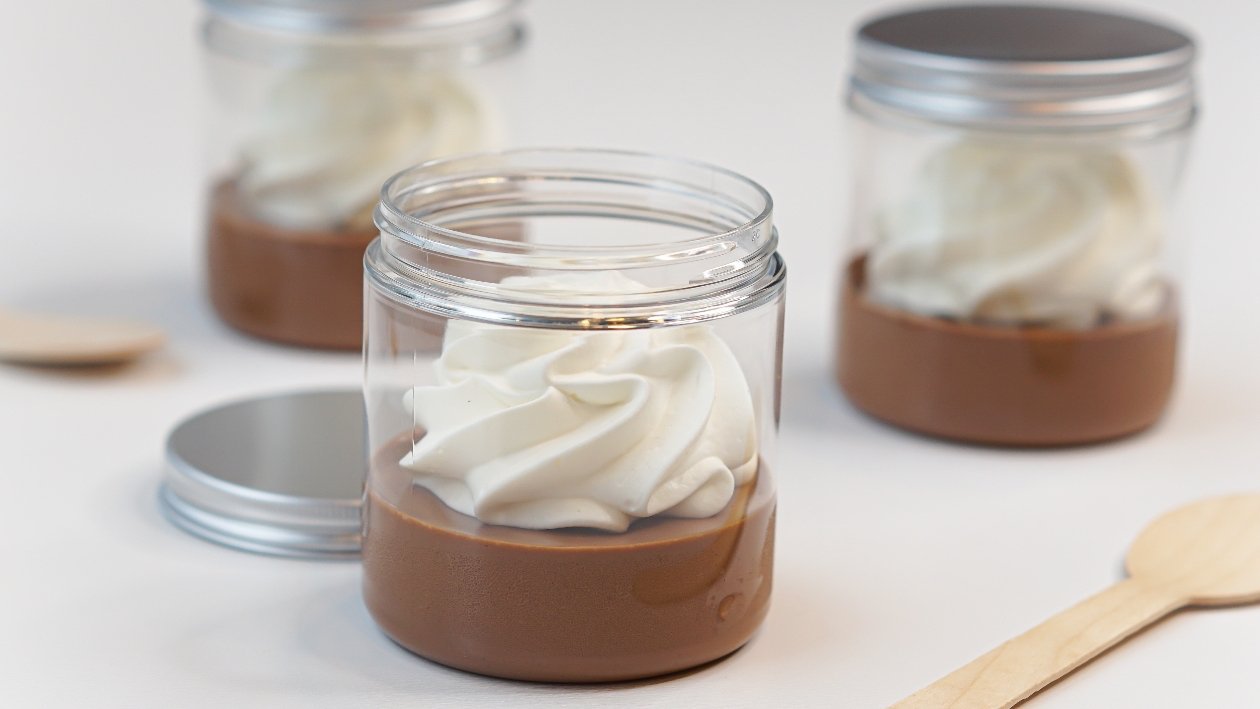 Budino al cioccolato 2.0 con panna take away – Ricetta Budino al cioccolato 2.0 con panna take away – Ricetta